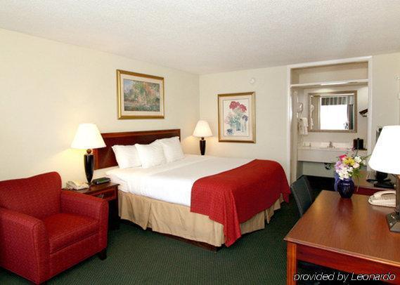Clarion Inn & Suites Dothan South Room photo